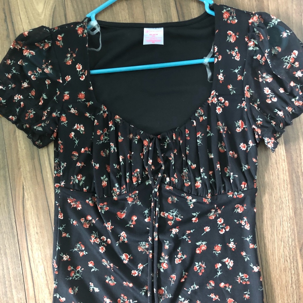 Floral print puff sleeve pin up top